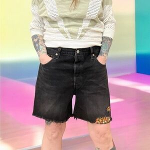 Levi’s mid thigh 501 black shorts-34